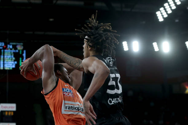 他依旧是球 他依旧是球